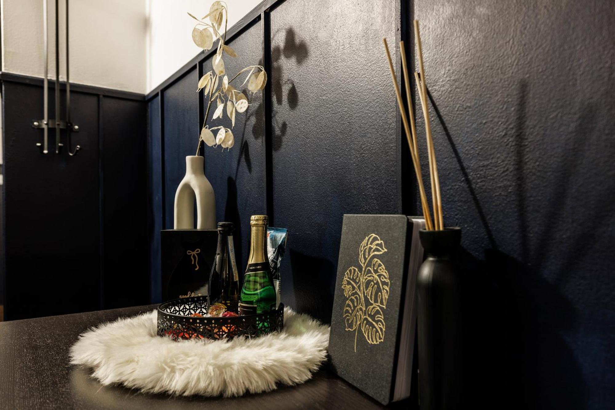 Spacious Flat & Parking Possibility, 3 Stops To Wenceslav Square — Fotky 3